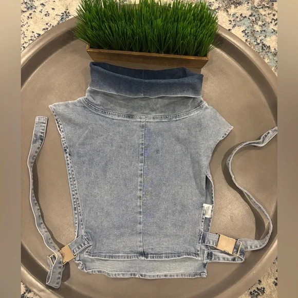 Micas Denim Wide Shoulder Sleeveless Hi Neck Top Size Small NWT! - Picture 4 of 9